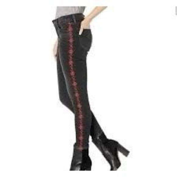 Levi’s 711 Skinny Filiforme Black Jeans With Embroidered Sides Size 26 - Picture 6 of 6